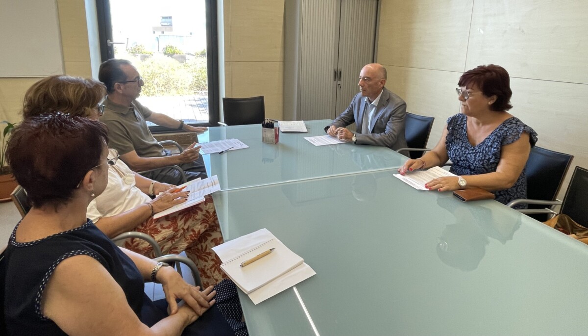 Reunión de Jesús Carbonell con 'Amics de la Malva', vecinos de la Malvarrosa
